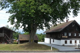 Altes Forsthaus Freinberg mit Troadkasten