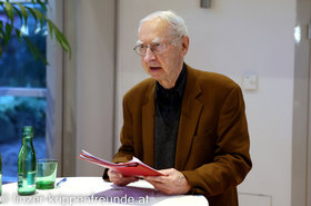 Prof. Dr. Hans Dieter Mairinger, der aus seinen Werken zum Thema Krippenbau vorlas